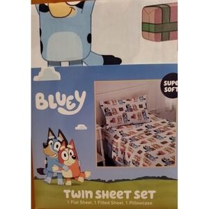 NEW! BLUEY 3 Piece TWIN SIZE Sheet Set. White with Holiday Gift 🎁 Design. Cute!